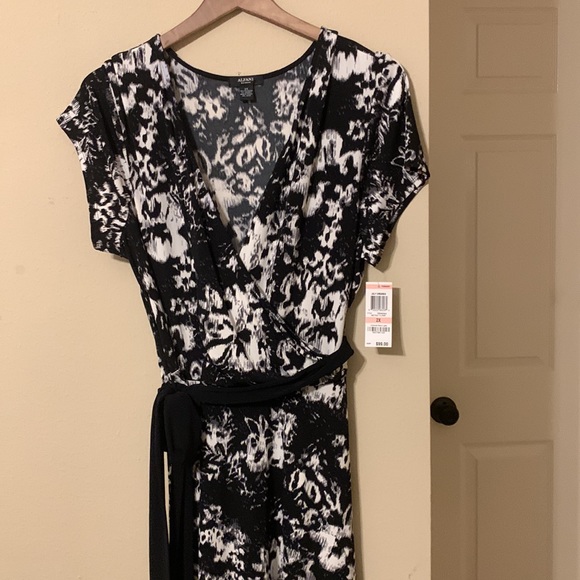 Alfani Woman 2X Black and White pullover dress.   Elastic waist with tie. - Picture 2 of 5